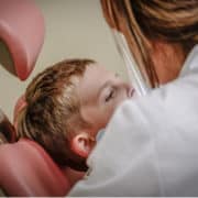 ¿Cuándo es necesario extraer un diente para la ortodoncia?
